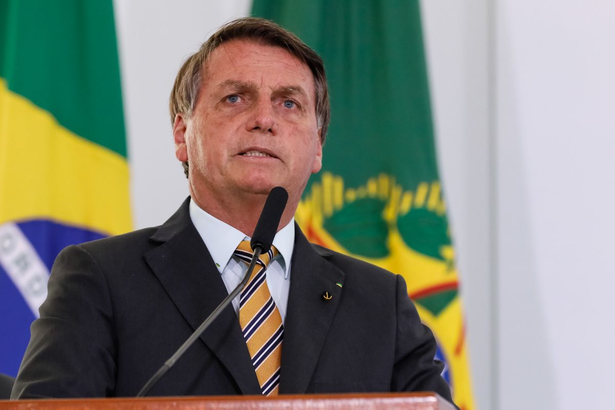 Bolsonaro é internado em São Paulo e pode passar por cirurgia