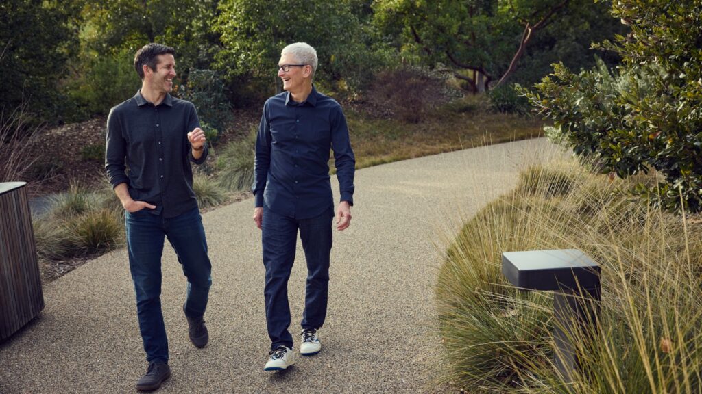 Tim Cook e John Ternus no Apple Park.Foto: Divulgação Apple