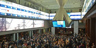Ibovespa fecha em queda com maior cautela em cena eleitoral; Dólar dispara