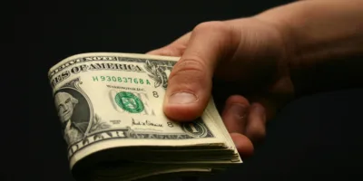 Entenda a diferença entre o dólar de turismo e de mercado