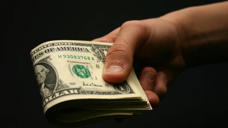 Entenda a diferença entre o dólar de turismo e de mercado