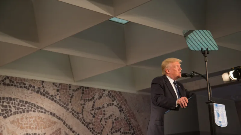 Trump congela salários de servidores públicos em 2019