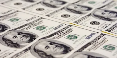 Dólar inicia em alta após a abertura do processo do impeachment de Trump
