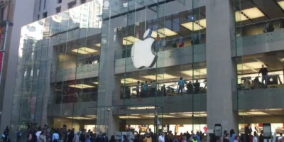 Apple bate recorde após anunciar que irá lançar novos produtos