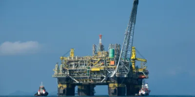 Petróleo despenca frente a relatório mostrando estoques três vezes maior que o esperado