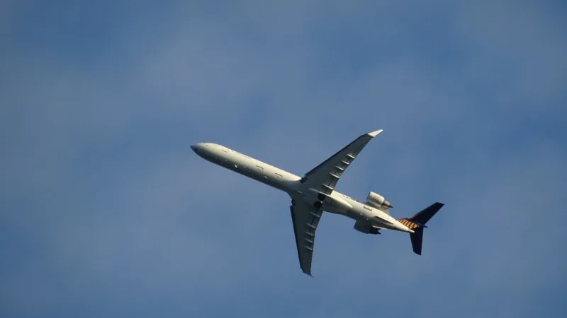 Empresas aéreas irão repassar aumento do dólar e combustível para consumidores