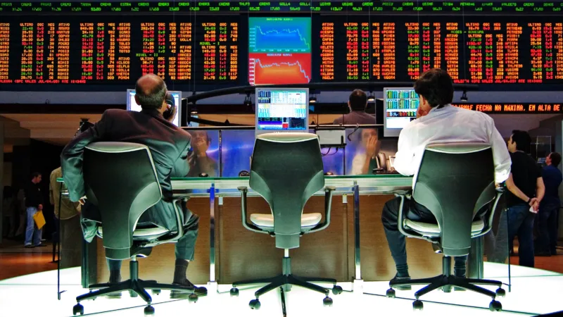 Ibovespa Futuro abre em queda e dólar dispara quase 2% nesta segunda-feira