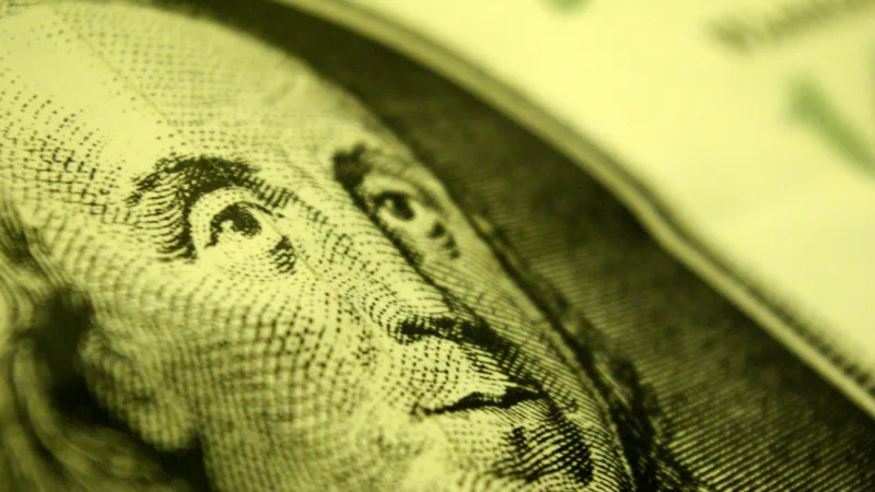 Ibovespa fecha com queda de 0,43%; dólar tem nova valorização