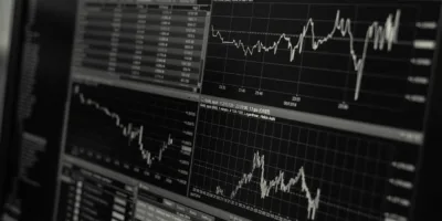 Ibovespa abre em leve baixa, de olho no Coronavac e inflação