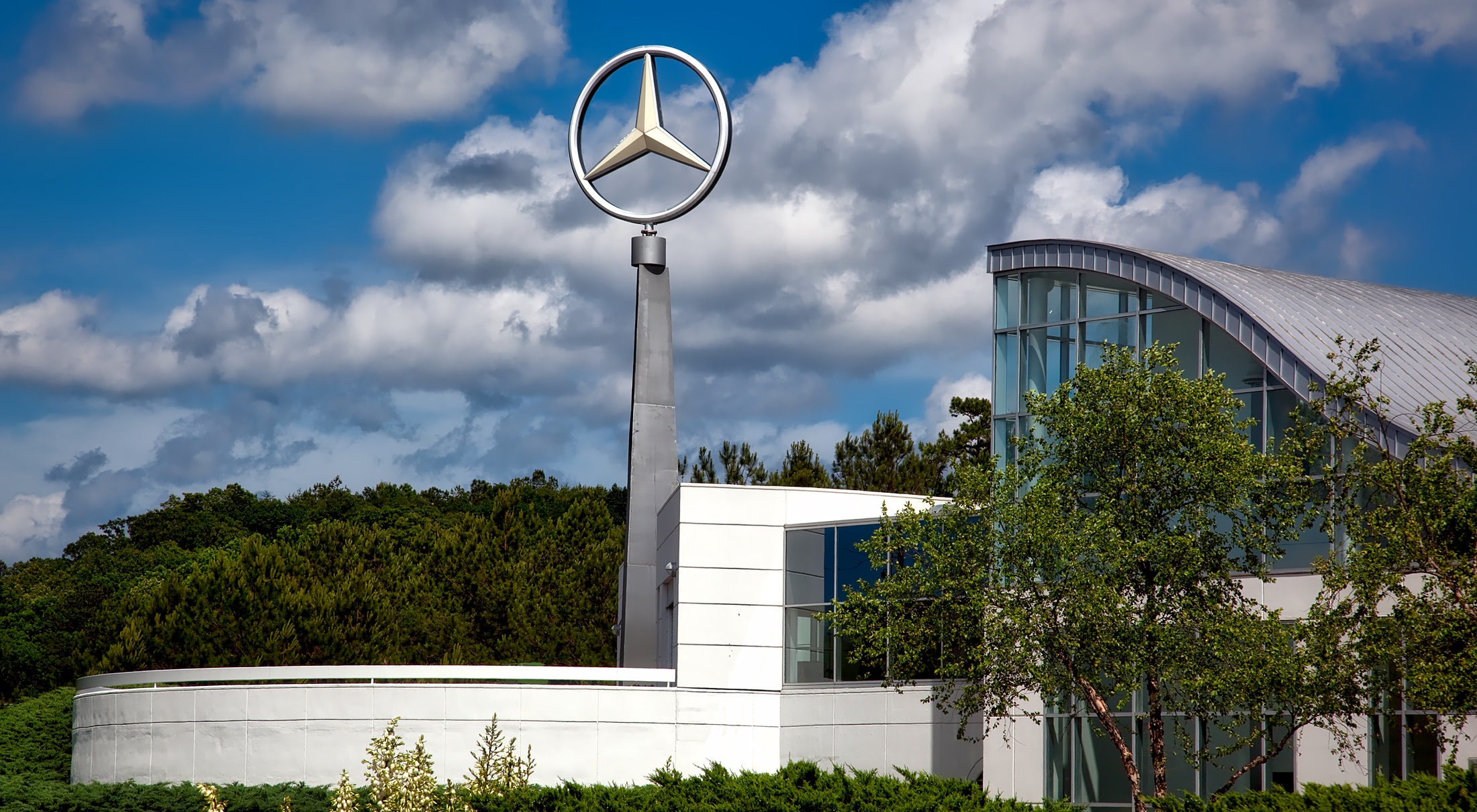 Mercedes lançará linha de carros movidos à bateria