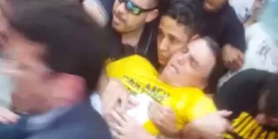 Jair Bolsonaro leva facada durante ato de campanha em Minas Gerais
