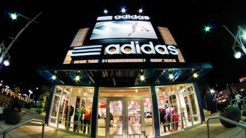 Coronavírus: Adidas prevê impacto de US$ 1,1 bi nas vendas na China
