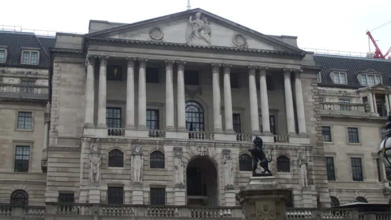 Brexit leva presidente do Banco da Inglaterra a estender mandato