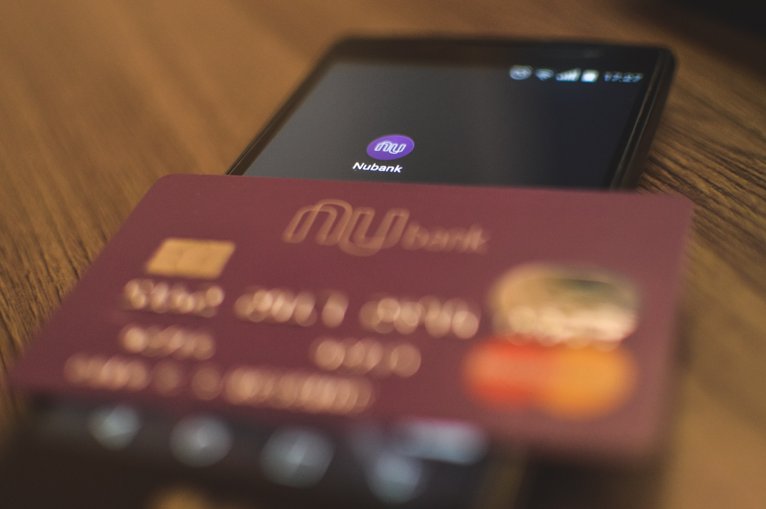 Nubank inicia fase teste para recarga de celular via app