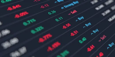 Ibovespa fecha em queda com adiamento do parecer da Previdência