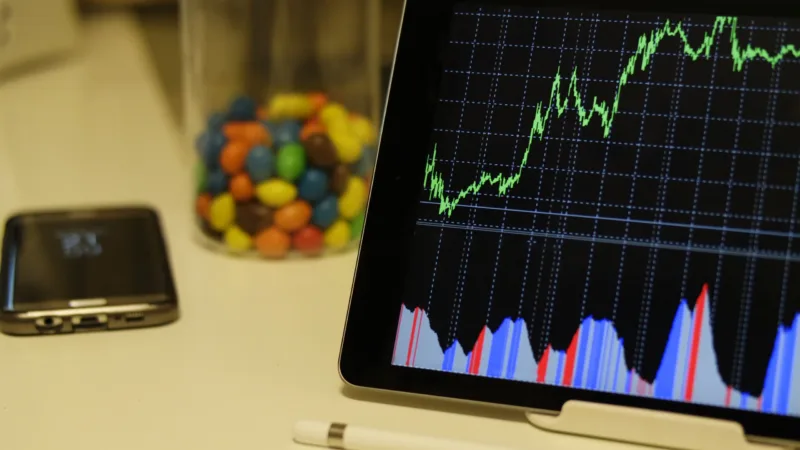 Ibovespa sobe 1% e ultrapassa a marca dos 95 mil pontos