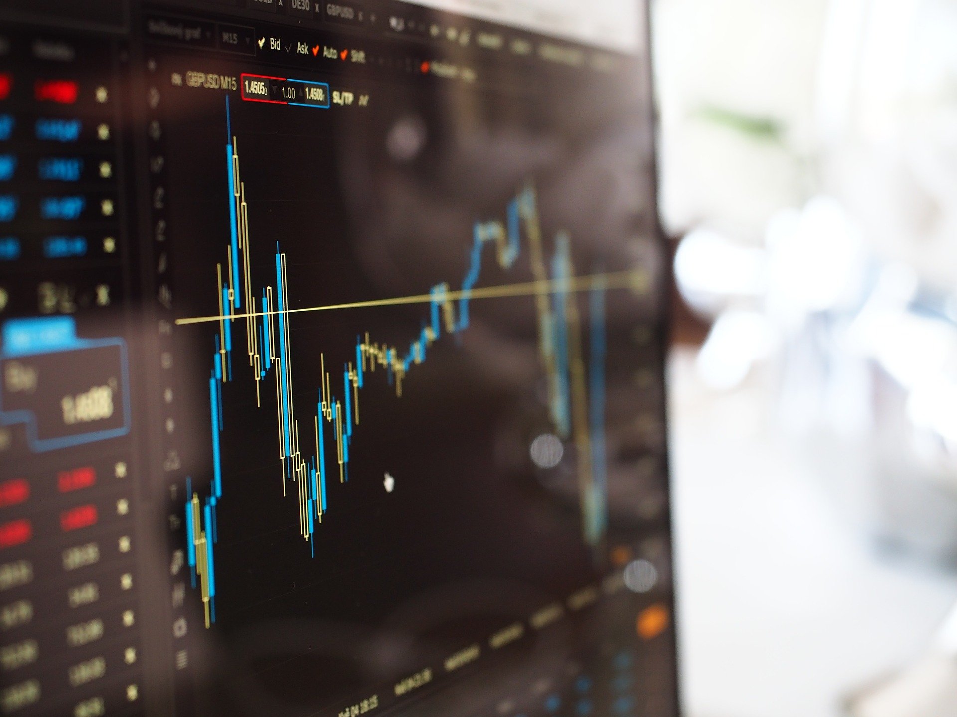 O Ibovespa abriu em queda nesta quarta-feira (17), após o feriado de Carnaval, seguindo as bolsas mundiais.