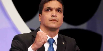 Cabo Daciolo vota no Rio de Janeiro acompanhado de seus filhos