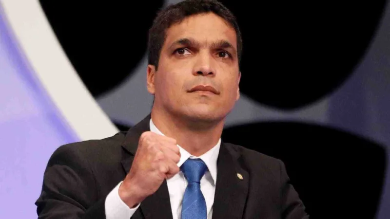 Cabo Daciolo vota no Rio de Janeiro acompanhado de seus filhos