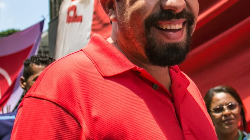 Guilherme Boulos vota na manhã de domingo na cidade de São Paulo