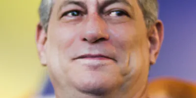 Ciro Gomes vota em Fortaleza acompanhado de familiares