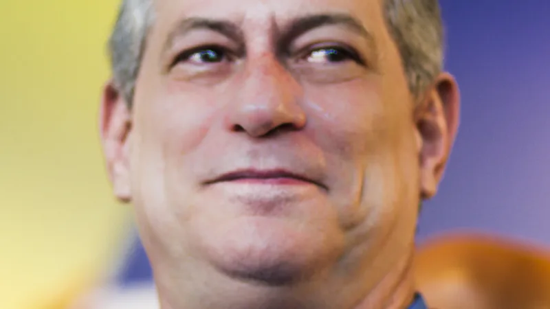 Ciro Gomes vota em Fortaleza acompanhado de familiares
