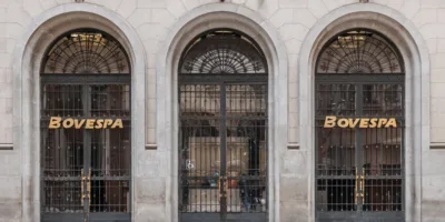 Ibovespa tem melhor trimestre da década e sobe 14% no semestre