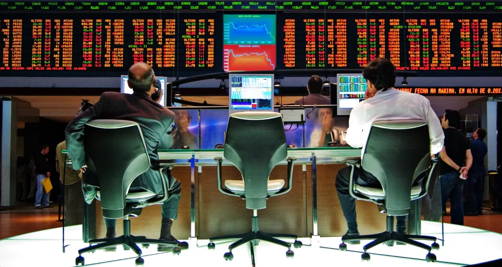 Ibovespa cai 1,13% com incertezas internas e tensões no exterior