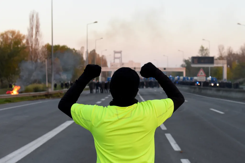Manifestantes protestam contra o aumento dos impostos sobre combustíveis.