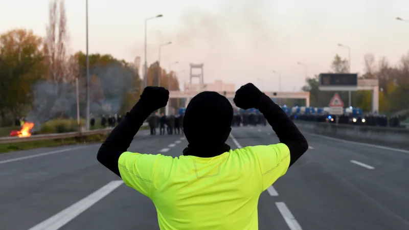 Quem são e o que querem os coletes amarelos que protestam na França