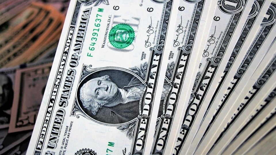 Dólar opera em alta no último pregão do mês