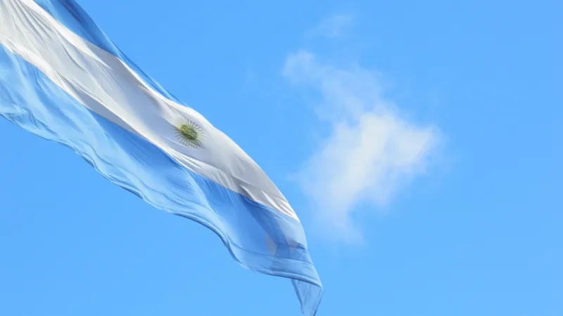 Argentina: produção industrial cai 14,7% e acumula oitava queda seguida