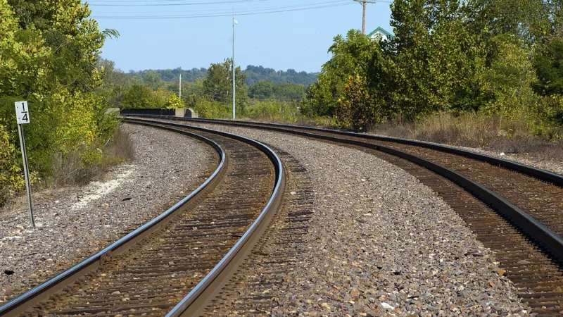 Apesar de controvérsias, Rumo vence leilão de trecho da Ferrovia Norte-Sul