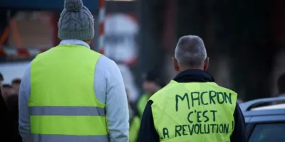Protestos dos “coletes amarelos” acabam em confrontos em Paris