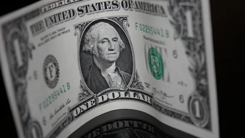 Dólar e euro operam em alta com investidores cautelosos com Previdência