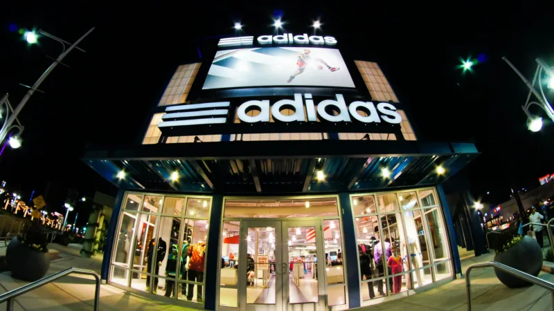 Coronavírus: Adidas anuncia fechamento de lojas na China