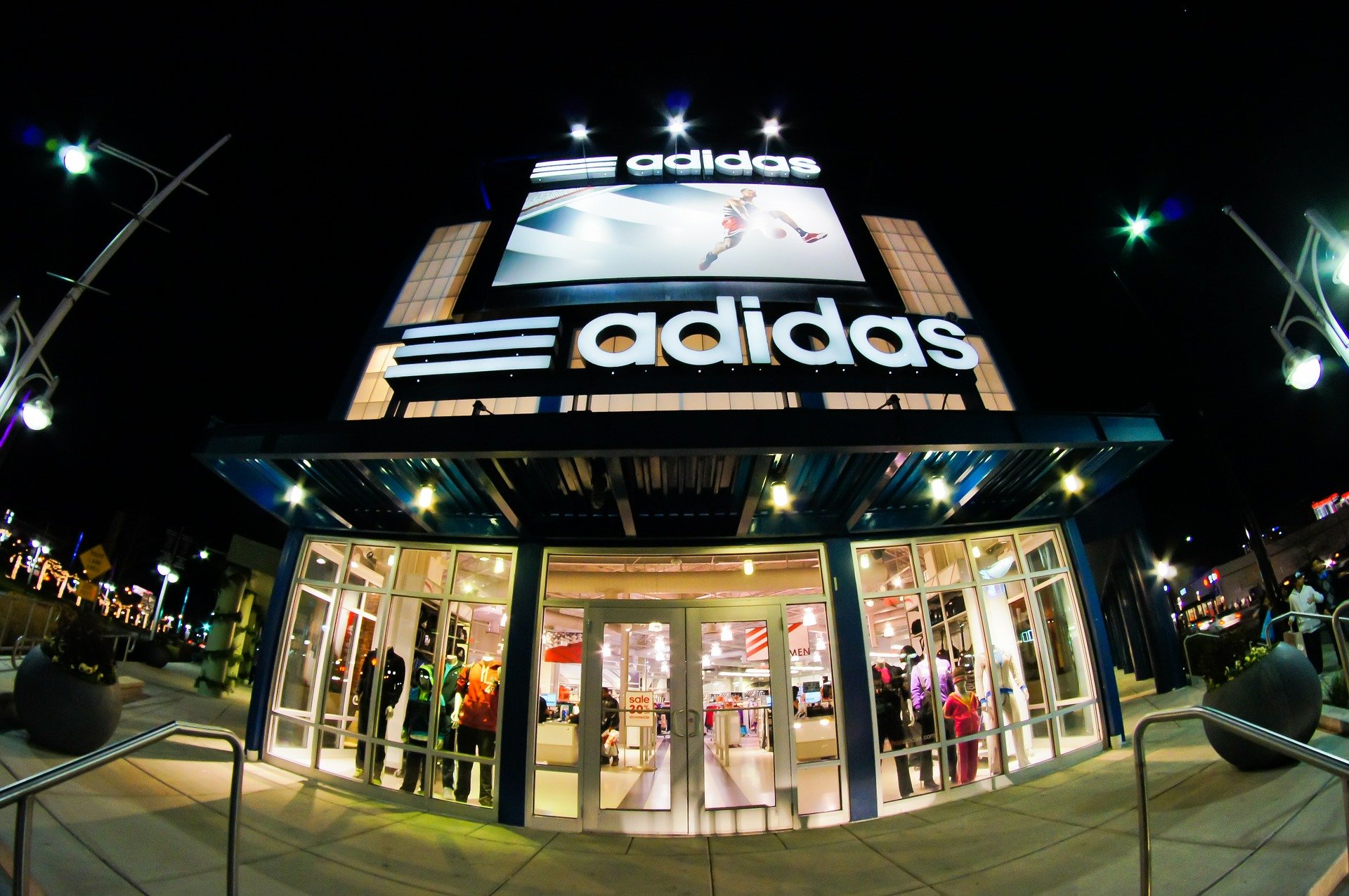 Coronavírus: Adidas anuncia fechamento de lojas na China