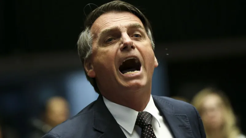 Pelo Twitter, Bolsonaro diz que é ‘simples e rápido’ combater criminosos