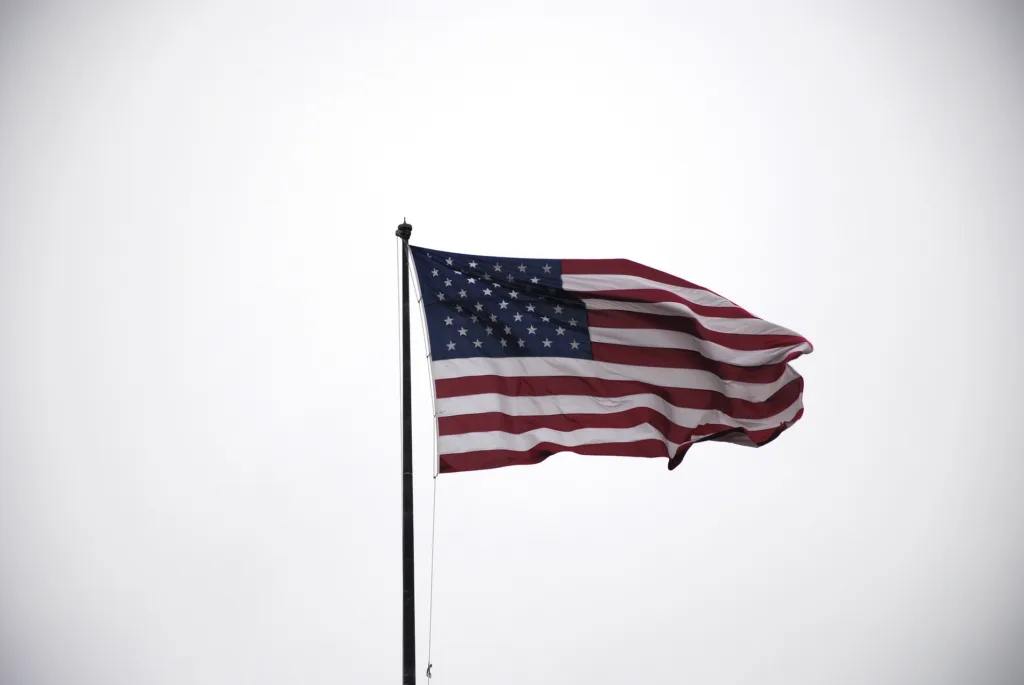 Governo dos EUA enviou US$ 1,4 bi de estímulo a americanos falecidos