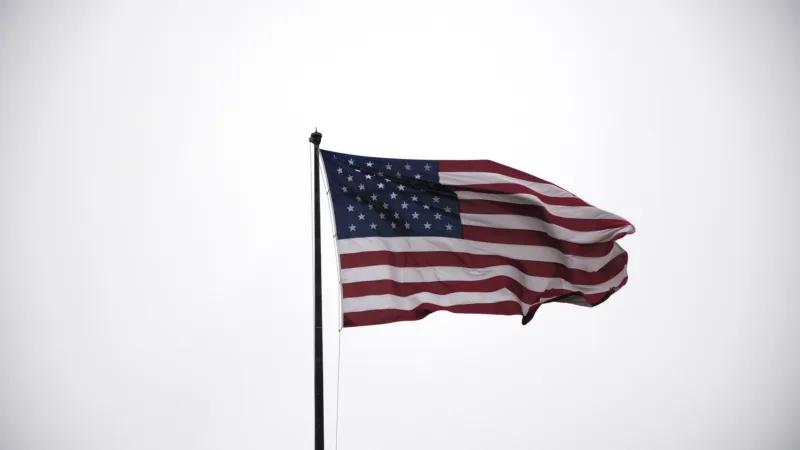 Governo dos EUA enviou US$ 1,4 bi de estímulo a americanos falecidos