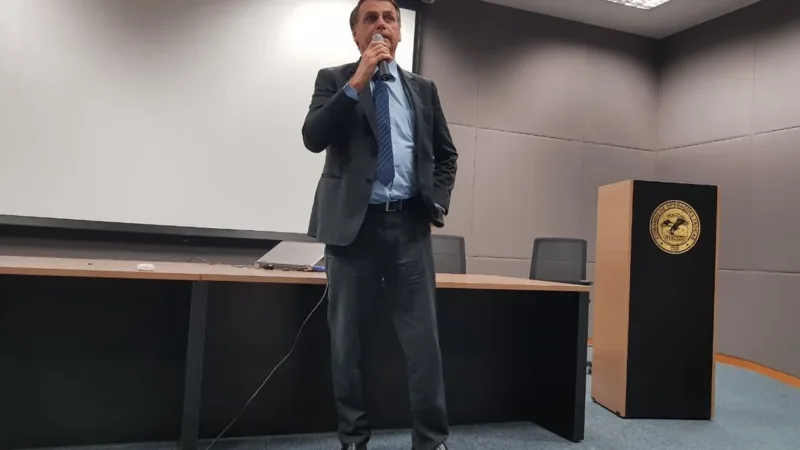 Em Davos, Bolsonaro diz a executivos que Brasil ficará no Acordo de Paris