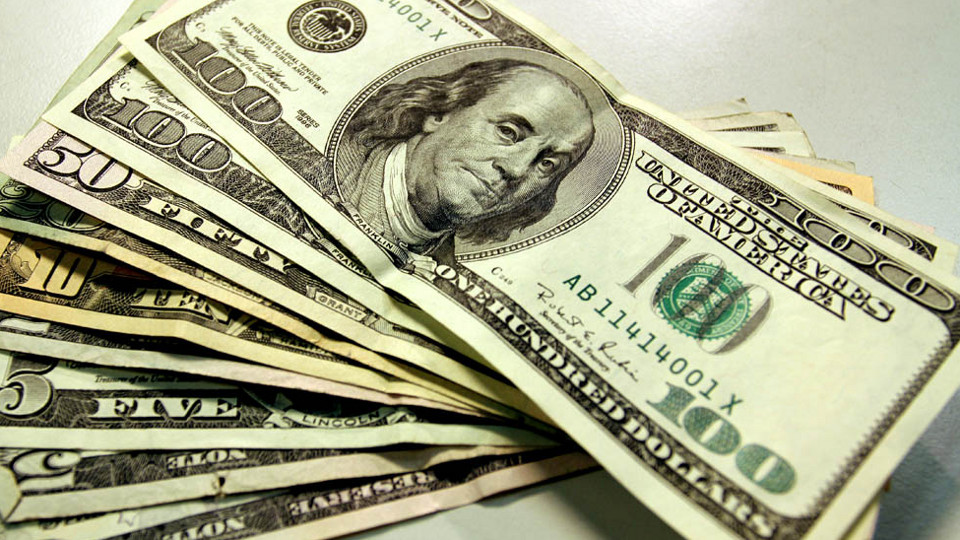 Na última sessão, quinta-feira(20), o dólar encerrou em alta de 0,429%, negociado a R$ 5,554.
