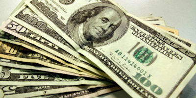 Dólar abre semana em alta após eleições no Congresso