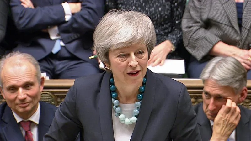 Brexit leva Theresa May a enfrentar voto de desconfiança no Parlamento