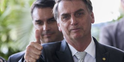 Caso Flávio Bolsonaro não é crise de governo, diz fonte em Davos