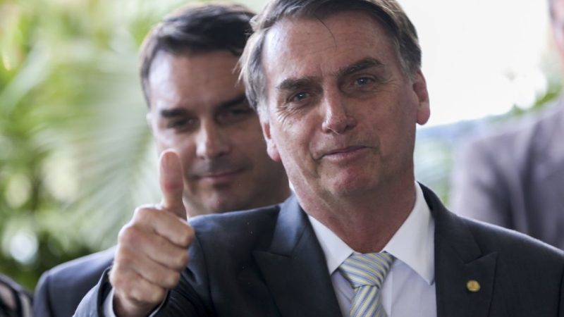 Comprador diz que pagou R$ 100 mil em dinheiro vivo a Flávio Bolsonaro