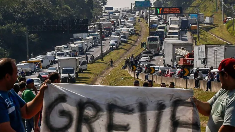 Nova greve dos caminhoneiros deve ocorrer no dia 29 de abril