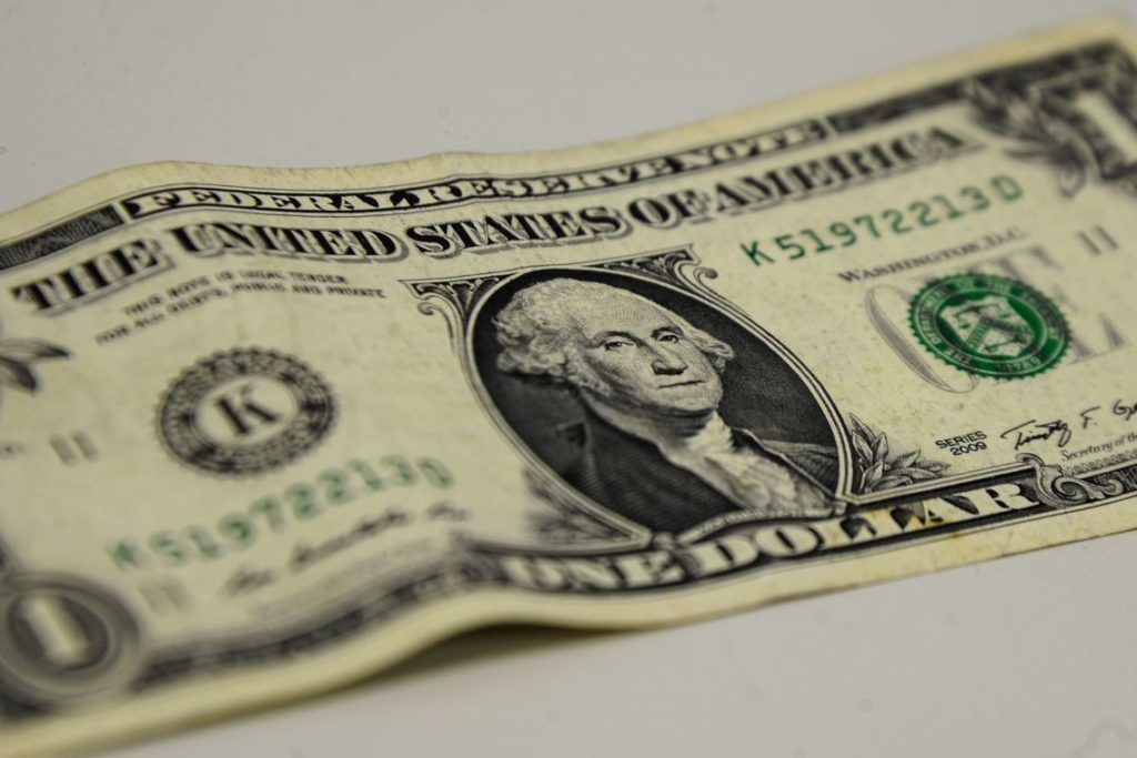 Dólar encerra em alta de 0,63%, cotado em R$ 4,28