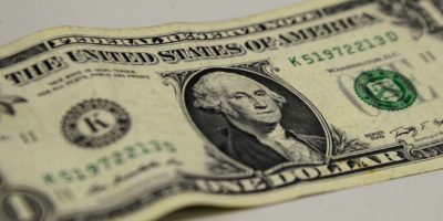 Dólar encerra em alta de 0,63%, cotado em R$ 4,28