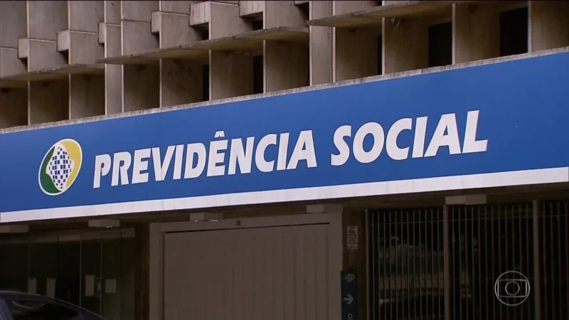 Bolsonaro incluirá militares na reforma da Previdência